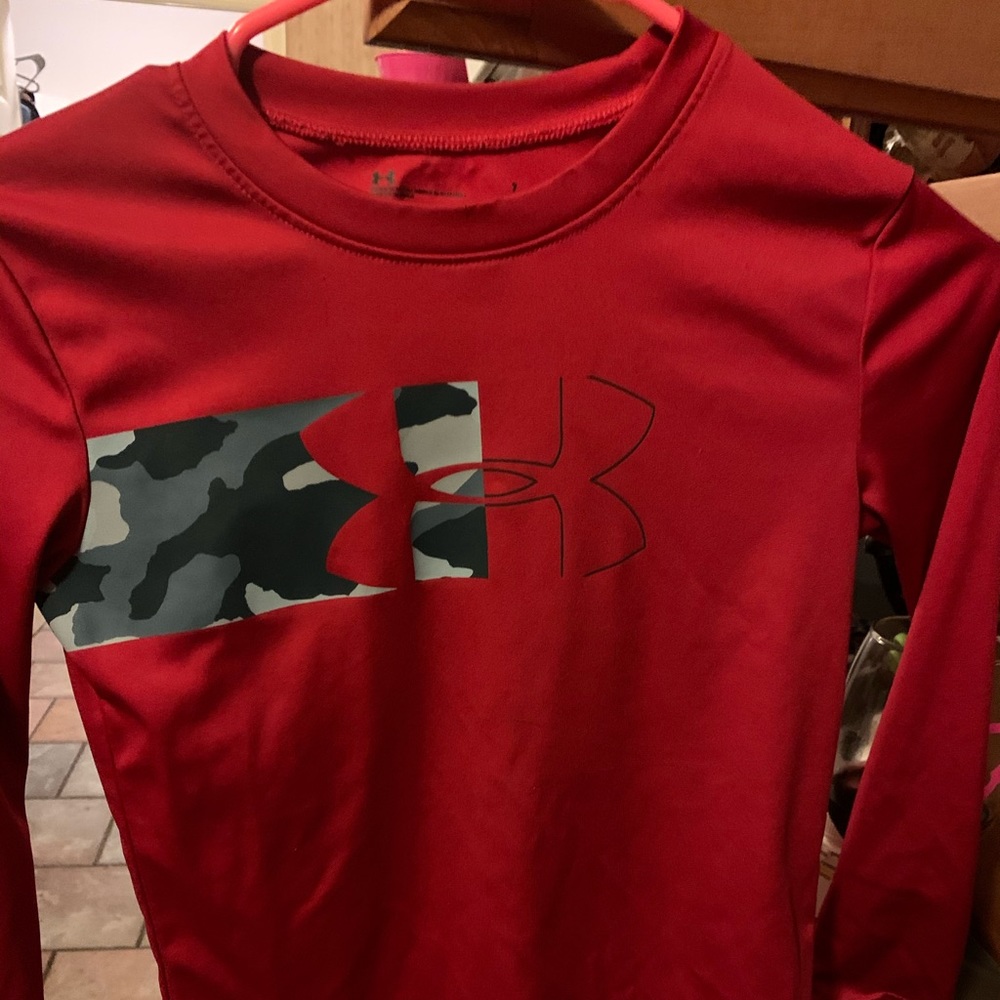 Boys size 7 under armor long sleeve shirt